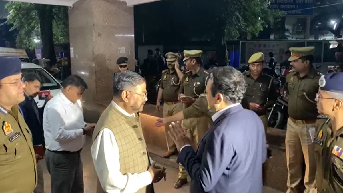 अस्पताल में भर्ती घायलों से मिलने पहुंचे डीजीपी.