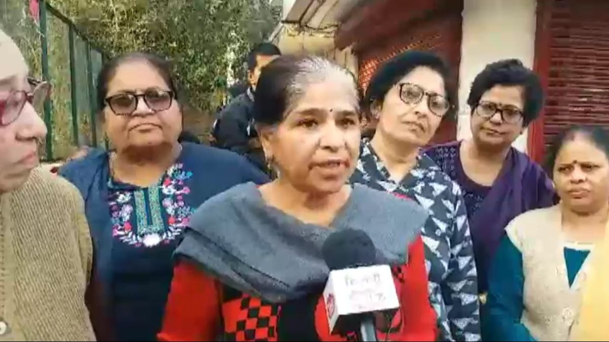 Delhi में शराब ठेके का विरोध... महिलाओं ने किया प्रदर्शन, कहा- इलाके का माहौल खराब होगा
