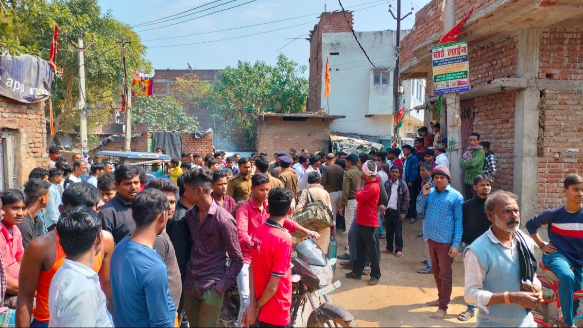 बालू लेकर जा रहे माफिया और ग्रामीणों के बीच विवाद