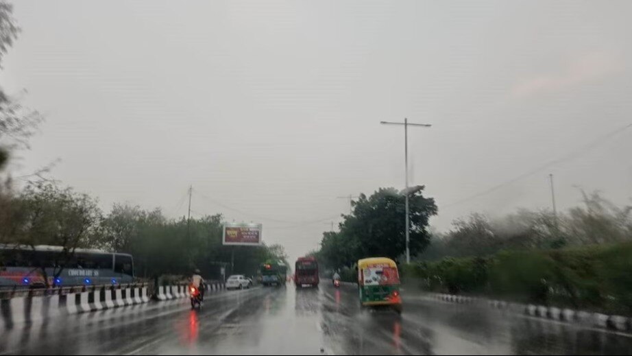 Delhi Rains: दिल्ली-NCR में बदला मौसम का मूड, तेज हवाएं और बूंदाबांदी शुरू, ठंड भी बढ़ी, पढ़ें IMD का पूरा अपडेट