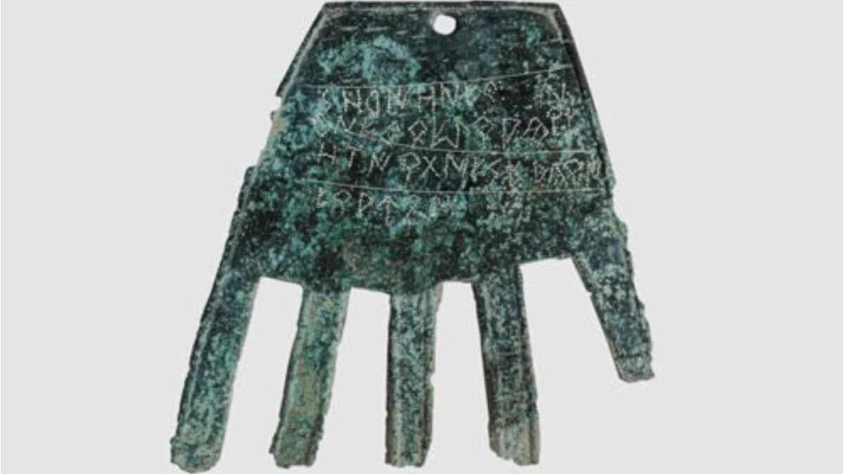 जमीन के नीचे निकला 2000 साल पुराना पीतल का हाथ, खुले कई अनसुलझे राज