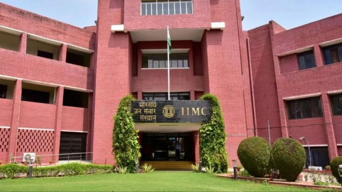 IIMC मीट में 23 विजेताओं को कनेक्शन अवार्ड, विवेक अग्निहोत्री-सुमिता यादव को मिला 'एलुमनी ऑफ द ईयर'