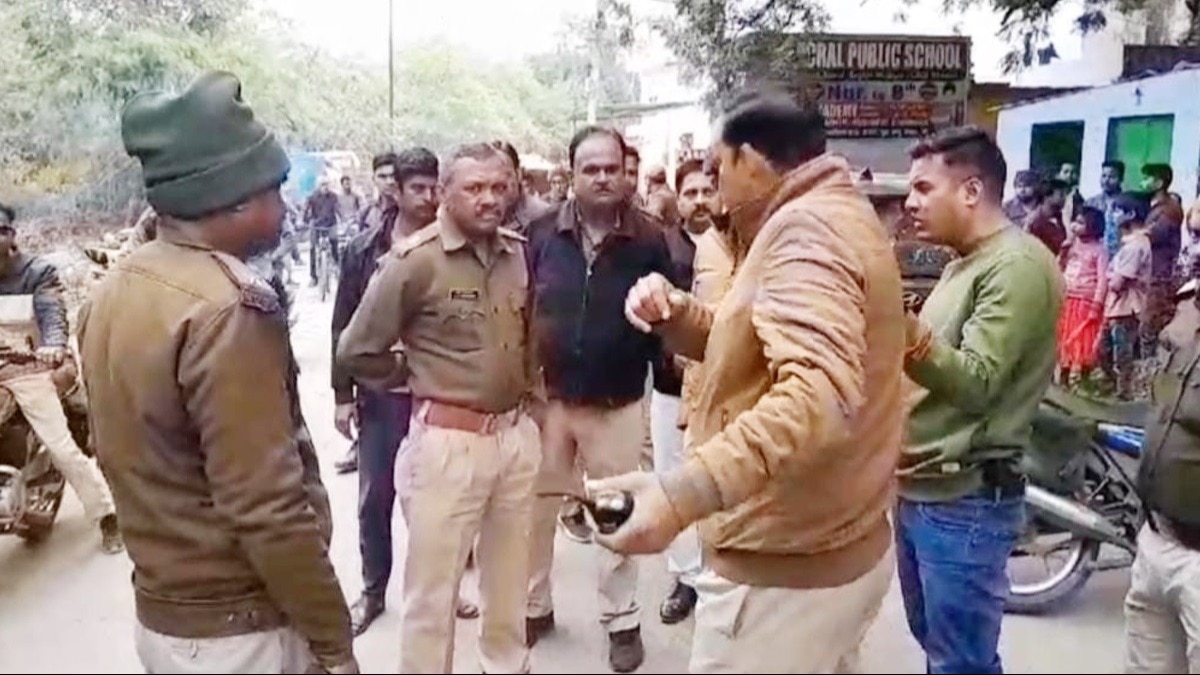 घटनास्थल पर पहुंची पुलिस. 