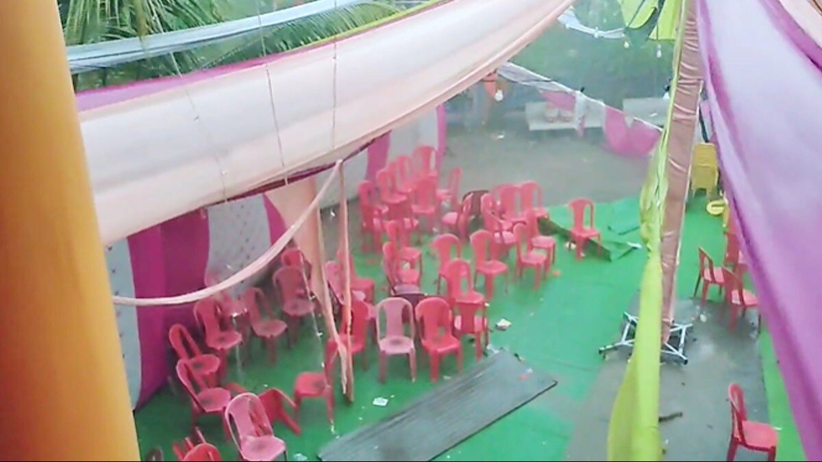 आंधी और बारिश से अस्त-व्यस्त शादी का टेंट. 