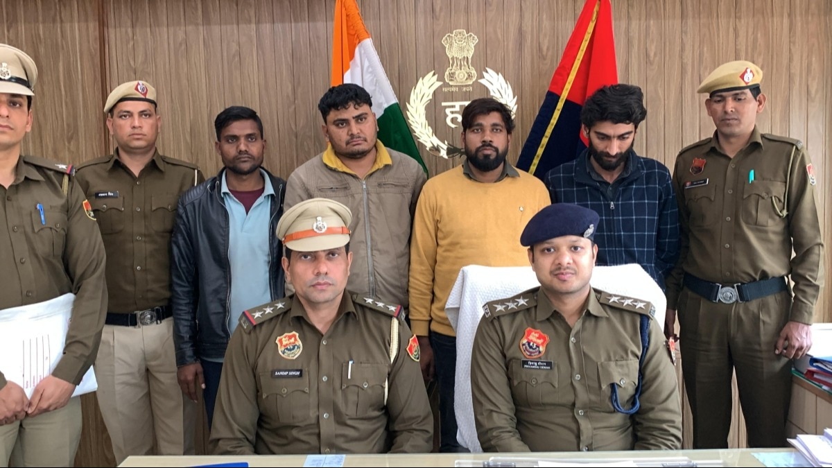 पुलिस की गिरफ्त में आरोपी.