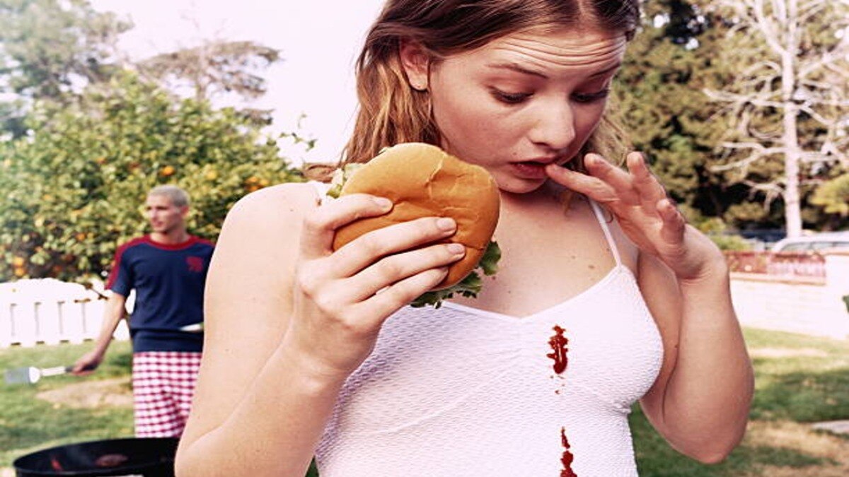 केचप के दाग कपड़ों पर लग जाते हैं और उस दाग को व्हाइट कपड़े से निकालना काफी मुश्किल हो सकता है. 