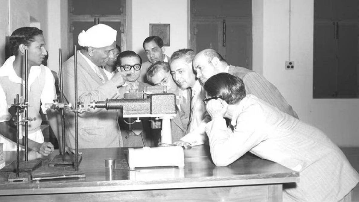 भाई-बहनों के साथ खेल-खेल में एक्सपेरिमेंट करते कुछ सालों में कर डाली इतनी बड़ी खोज, जानिए कौन हैं CV Raman