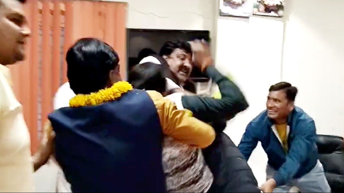 BJP पार्षदों के बीच हुई भिड़ंत.
