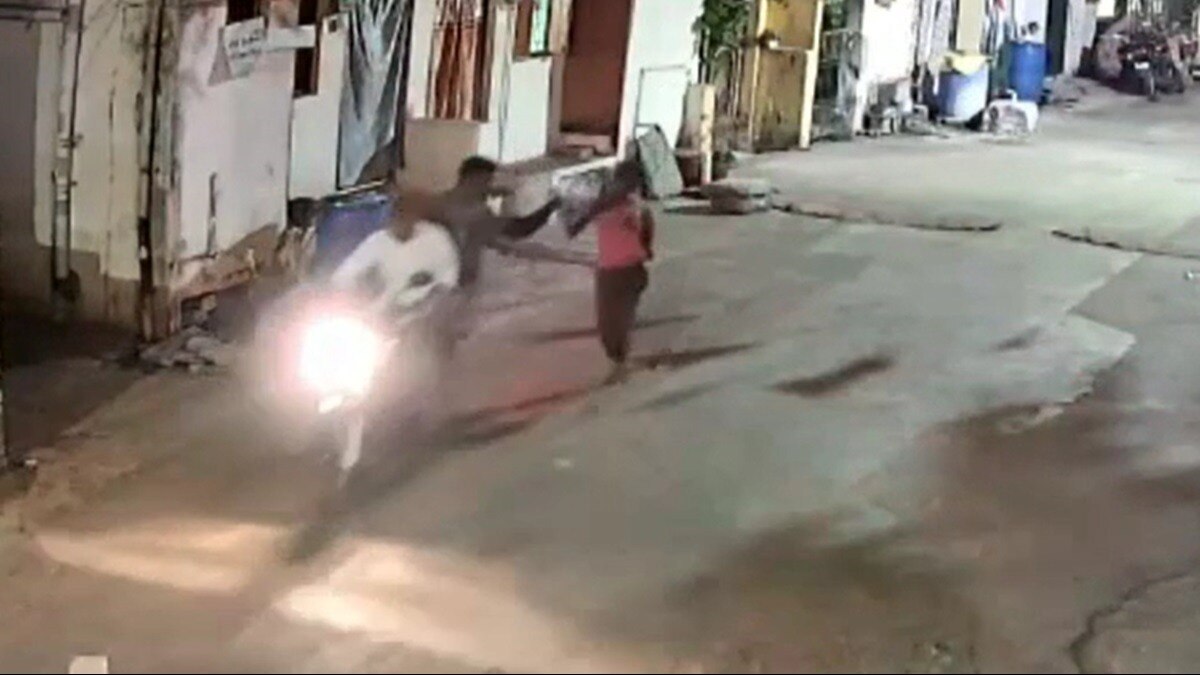 युवती से मोबाइल छीनते बदमाश