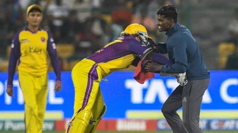 WPL 2024: महिला प्रीमियर लीग में बखेड़ा, सुरक्षा में सेंध लगाकर मैदान में घुसा शख्स, इस क्रिकेटर ने 'बाहुबली' बनकर सिखाया सबक