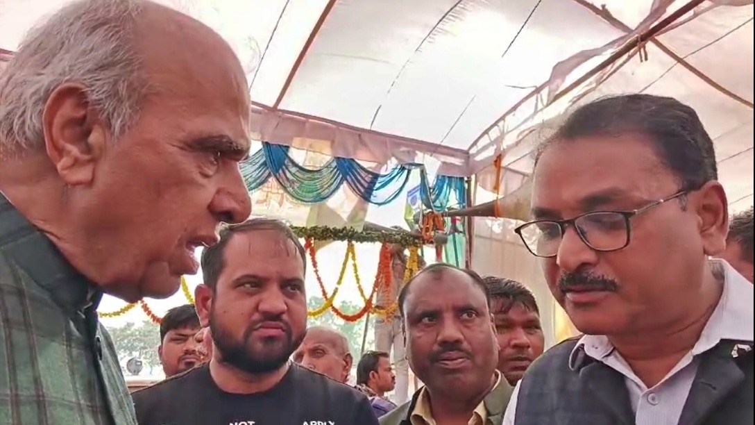 अधिकारी को फटकार लगाते जगदम्बिका पाल