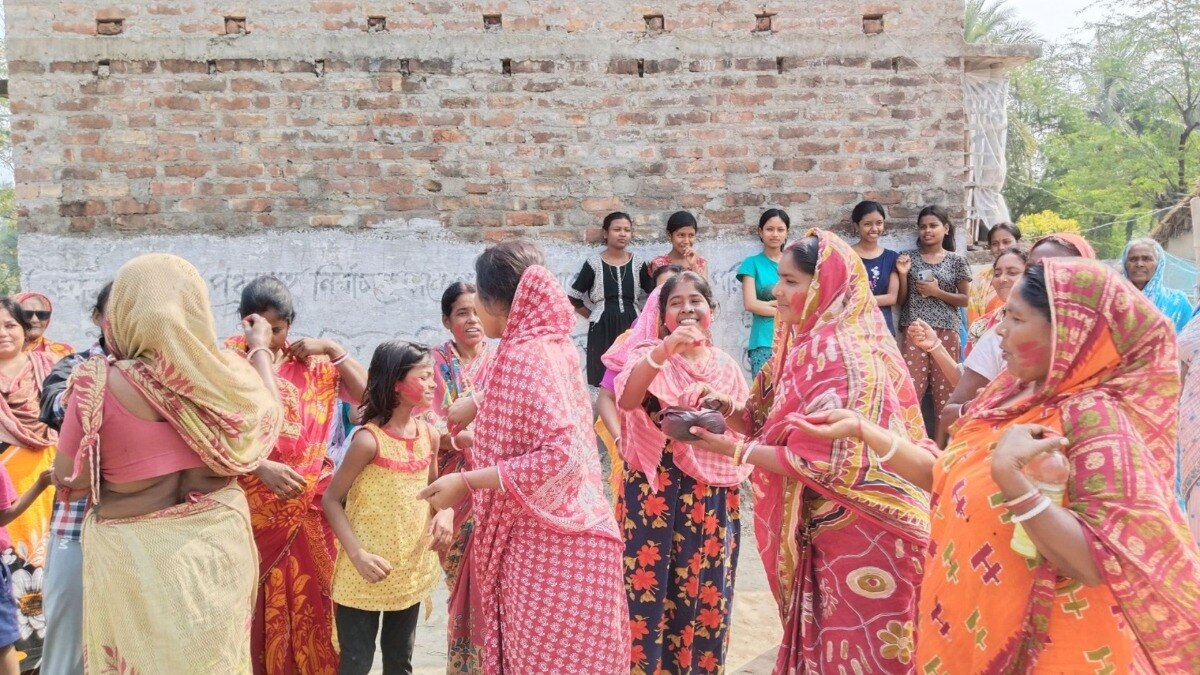 संदेशखाली के मुख्य आरोपी शाहजहां शेख की गिरफ्तारी के बाद महिलाओं ने मनाया जश्न