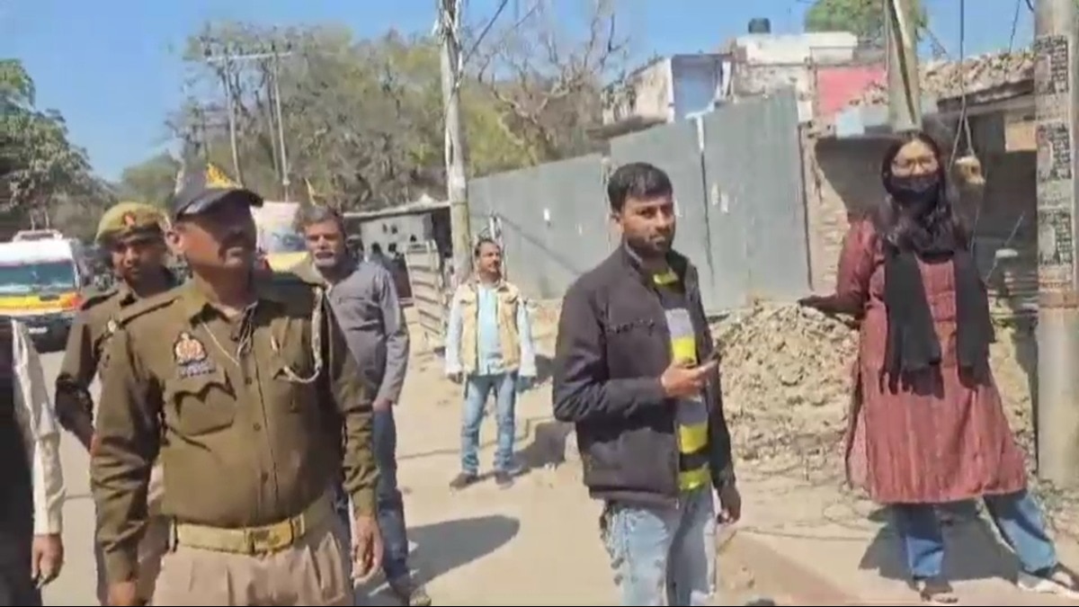 एलआईयू की रिपोर्ट के बाद पुलिस की मौजदगी में नगर निगम की टीम ने हटवाए ईंट-पत्थर.