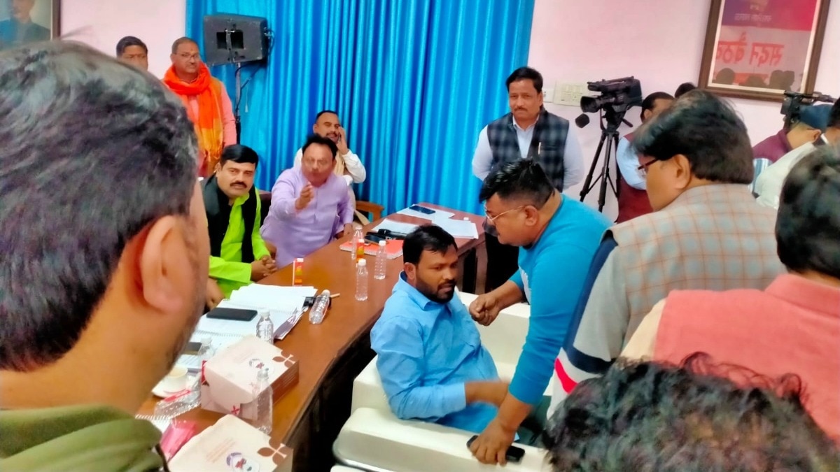 लखनऊ नगर निगम में हंगामा 