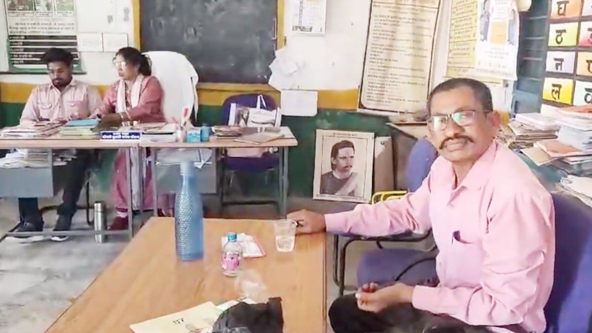 क्लास में सबके सामने शराब पीता नजर आया टीचर