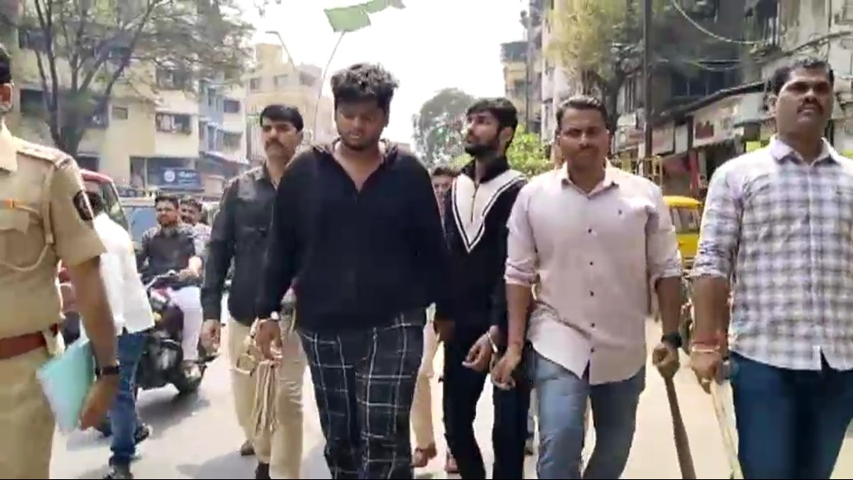 पुलिस ने आरोपियों की परेड निकालकर दूर कर दी हेकड़ी. 