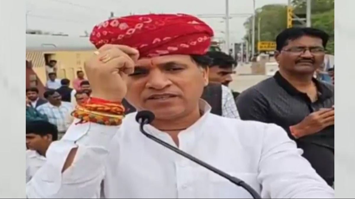 लोगों को संबोधित करते बीजेपी सांसद कैलाश चौधरी.