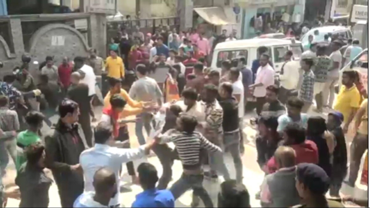 परिजनों और अस्पताल कर्मियों के बीच मारपीट.