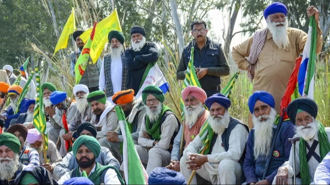 Farmers Protest: संयुक्त किसान मोर्चा ने किसान नेताओं को सौंपा समाधान प्रस्ताव, क्या है अगली रणनीति? - farmers protest samyukt kisan morcha committee submitted solution proposal to farmer leaders what is next preparation ntc - AajTak