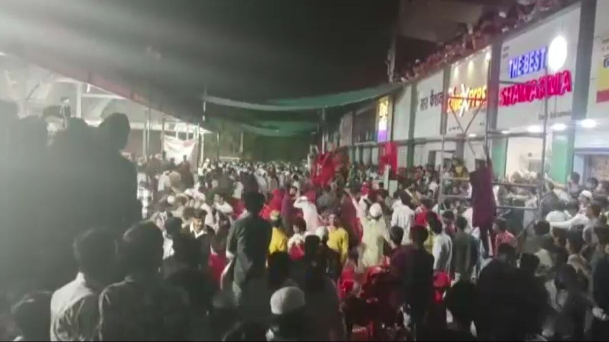 मुशायरे में लोगों ने फेंकीं कुर्सियां. (Video Grab)