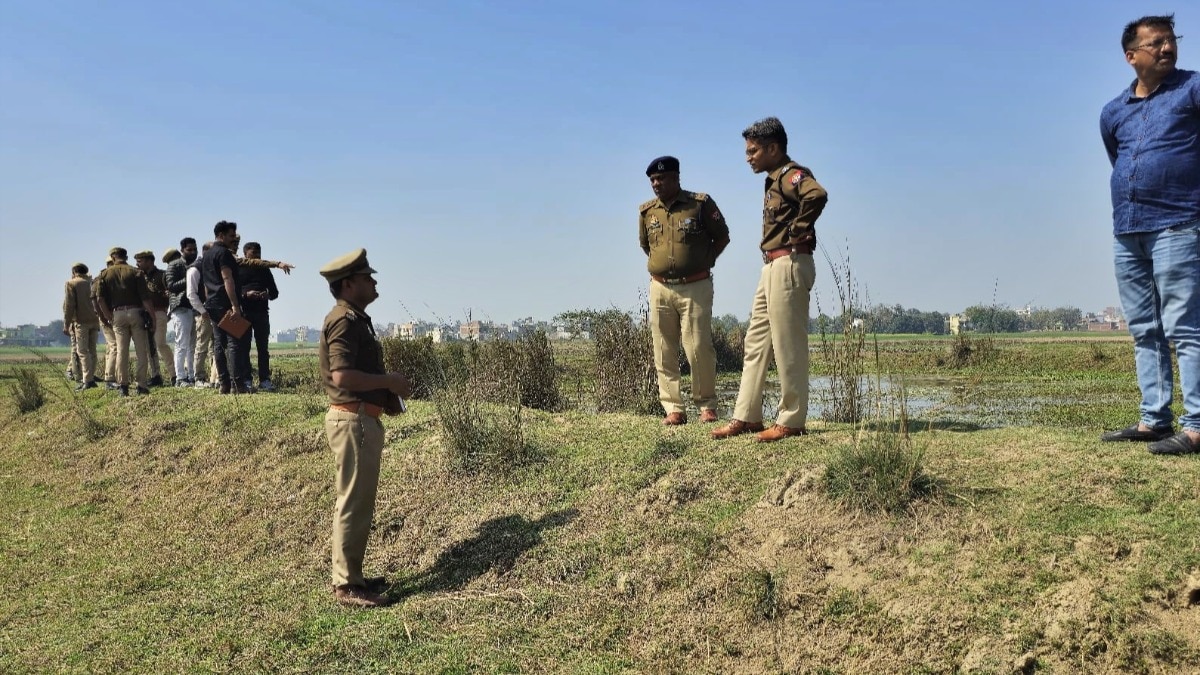 देवरिया: जांच-पड़ताल करती पुलिस 