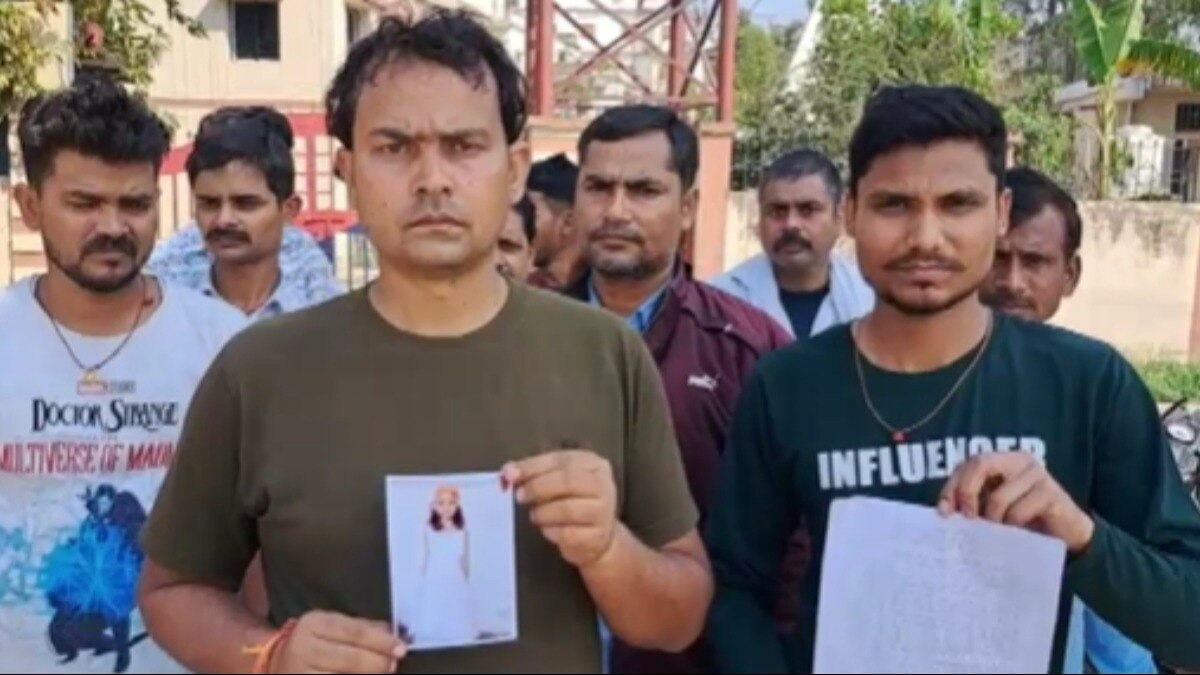 बच्ची की फोटो दिखाते परिजन. 