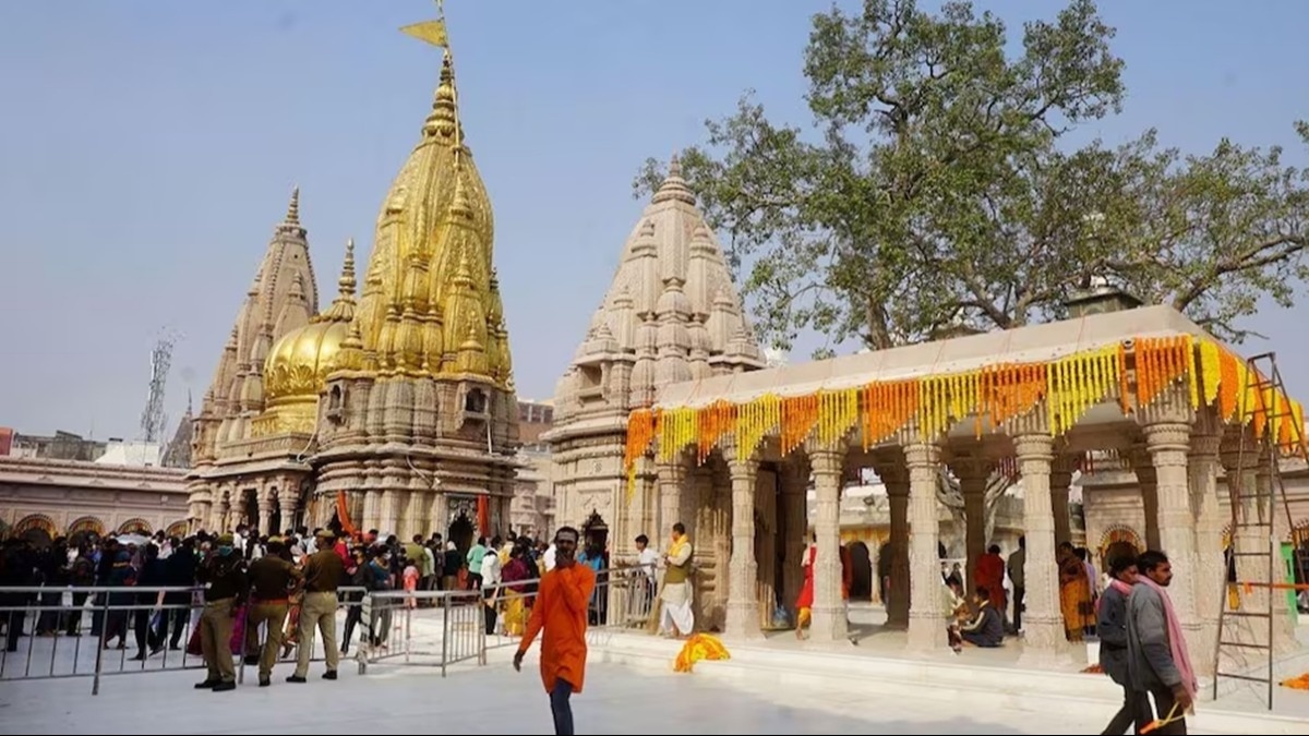 महाशिवरात्रि पर बाबा विश्वनाथ के स्पर्श दर्शन पर रोक रहेगी. श्रद्धालुओं को झांकी दर्शन से ही संतोष करना होगा. (Aajtak Photo)