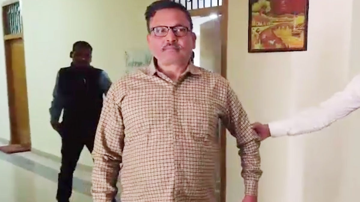 14 हजार रुपये की रिश्वत लेते रंगे हाथों अरेस्ट