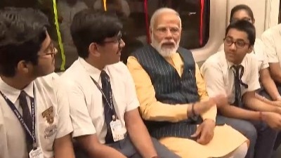 कोलकाता मेट्रो में पीएम मोदी