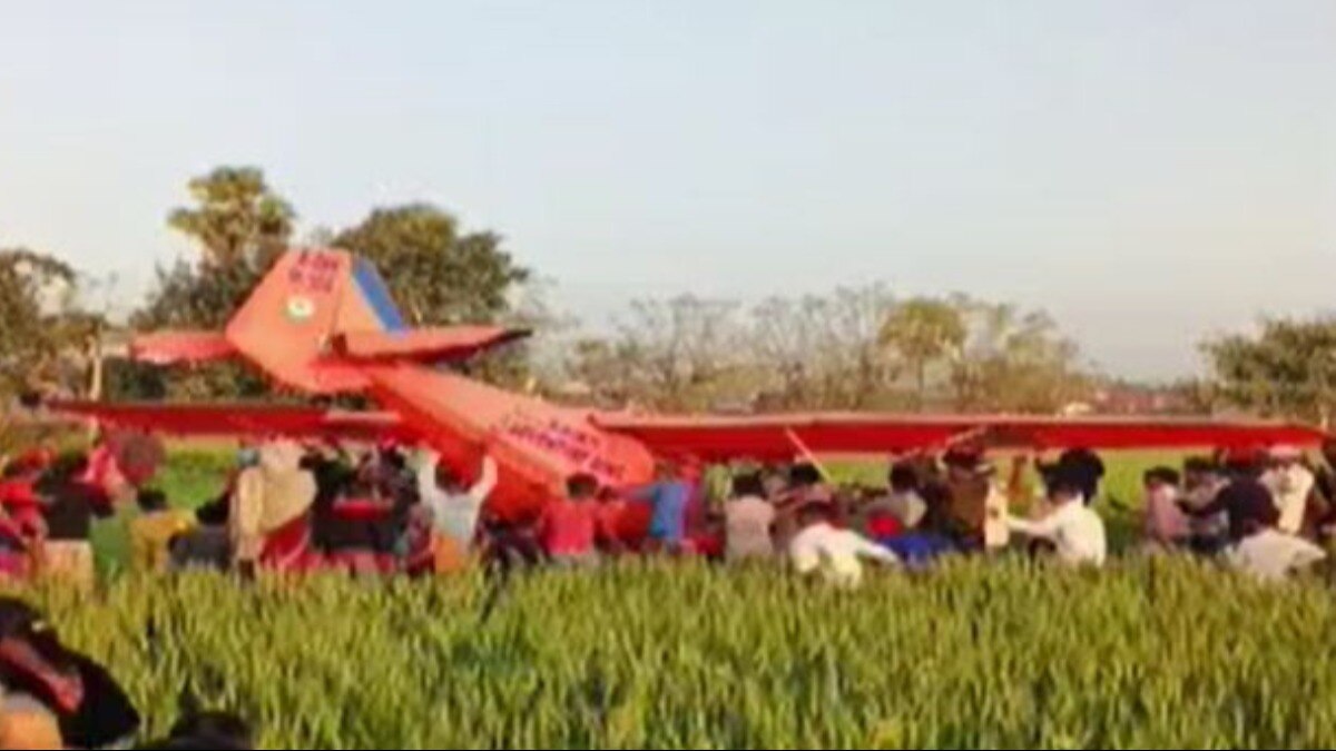 खेत में गिरे एयरक्राफ्ट को लोगों ने कंधे पर रखकर बाहर निकाला.