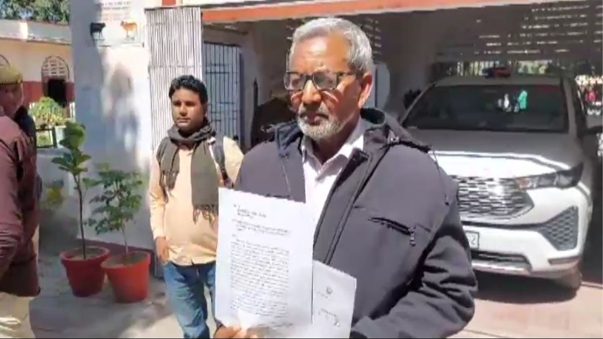 शिकायत लेकर पहुंचा पीड़ित शख्स. 