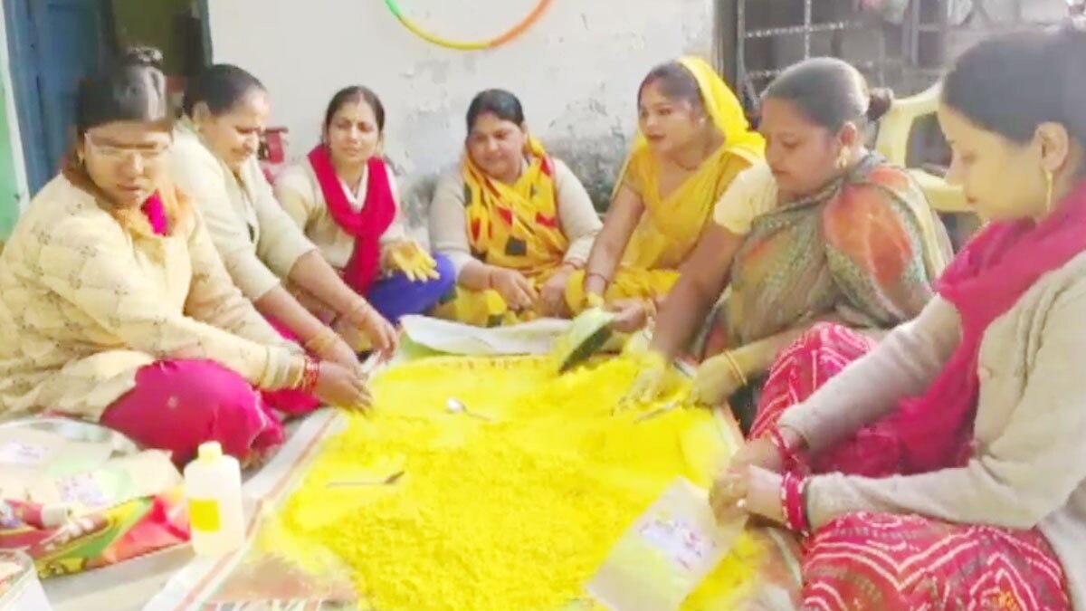 महिलाओं ने तैयार किया ऑर्गेनिक गुलाल