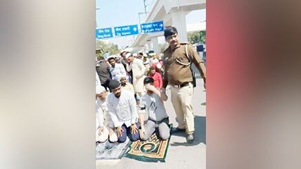 नमाजियों को लात मारने वाला पुलिसकर्मी सस्पेंड, दिल्ली के इंद्रलोक में बवाल के बाद एक्शन