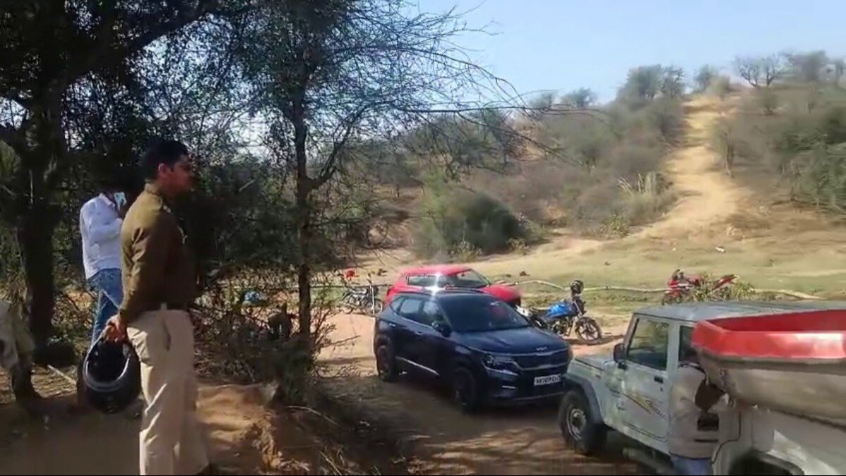 कार्रवाई करने गई टीम. 