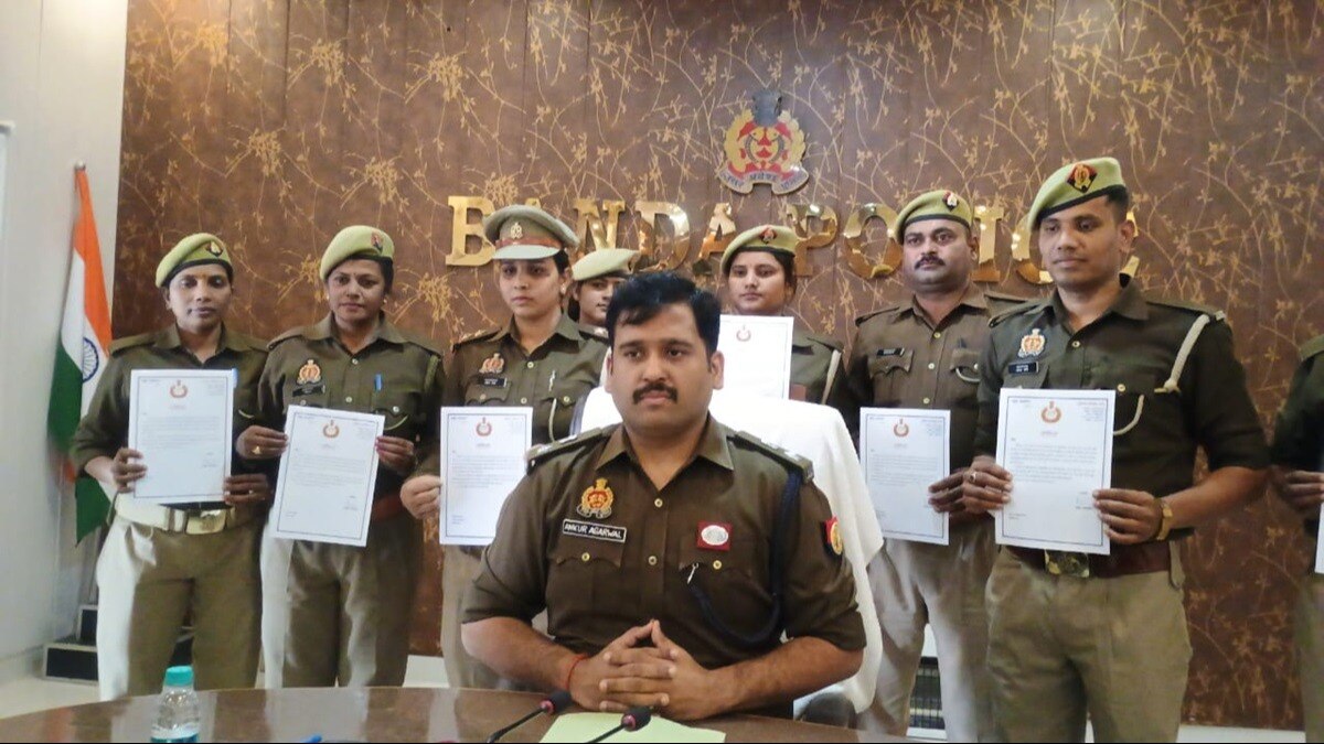 एसपी ने टीम को सम्मानित किया.