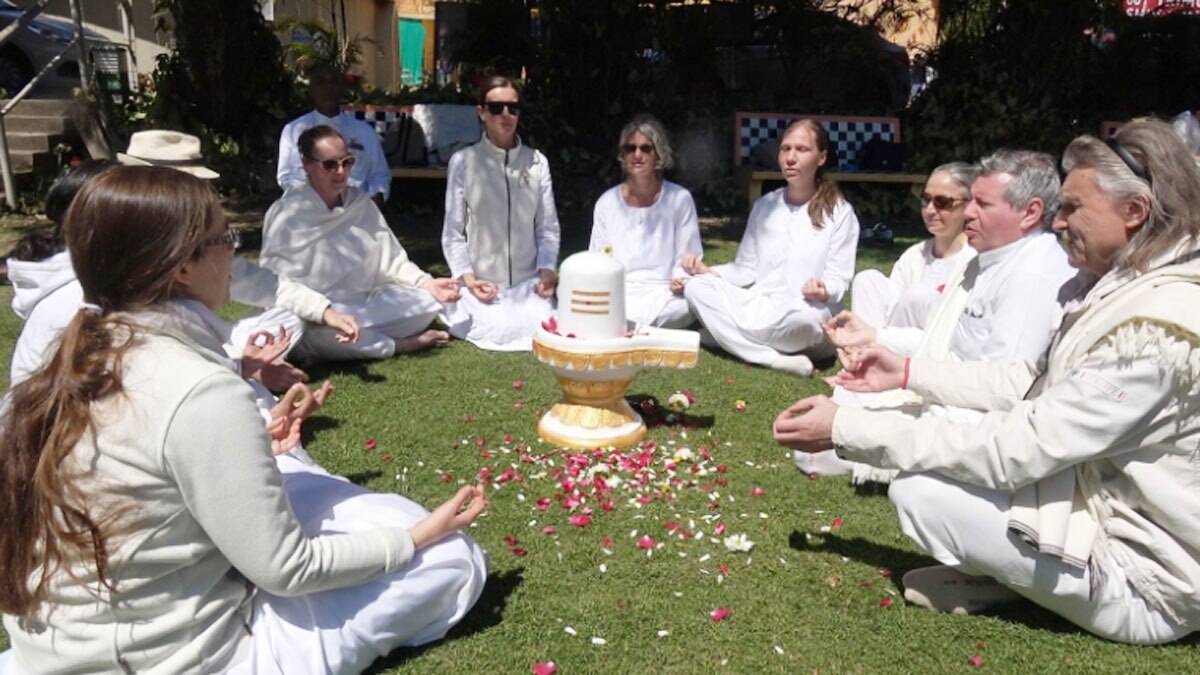 विदेशी मेहमानों ने की भगवान शिव की पूजा 