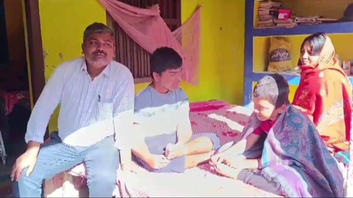 Bihar: ट्रांसफर रुके या परिवार के साथ इच्छा मृत्यु की दो इजाजत… लाचार शिक्षक पिता ने की मांग