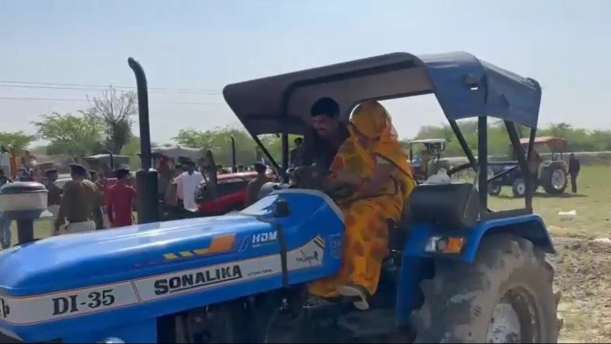 महिलाओं ने घूंघट में चलाया ट्रैक्टर.