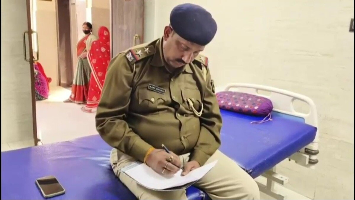 घटना के बाद घायल राकेश यादव का बयान दर्ज करती पुलिस.