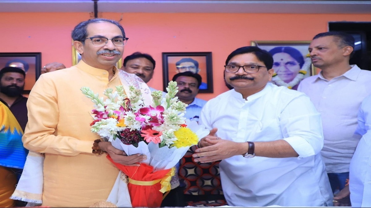 यूबीटी सेना विधायक रवींद्र वायकर ने उद्धव का किया स्वागत