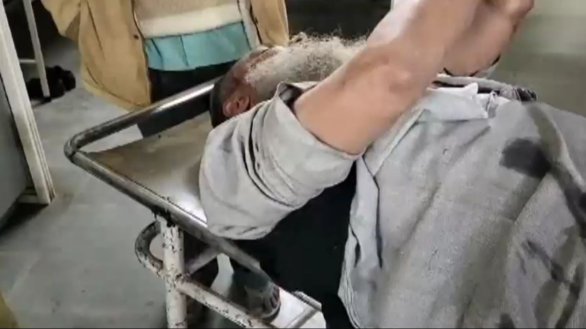 अस्पताल में भर्ती पीड़ित.