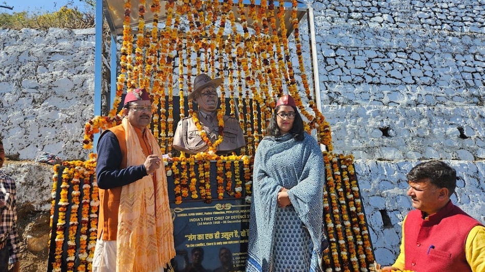 रक्षा राज्यमंत्री अजय भट्ट ने किया जनरल बिपिन रावत
