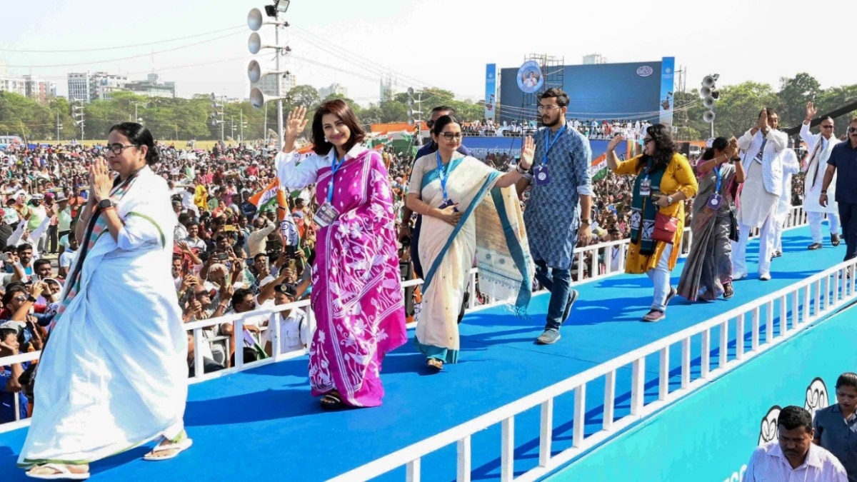 ममता बनर्जी ने स्टेज से अपने उम्मीदवारों का परिचय लोगों से कराया