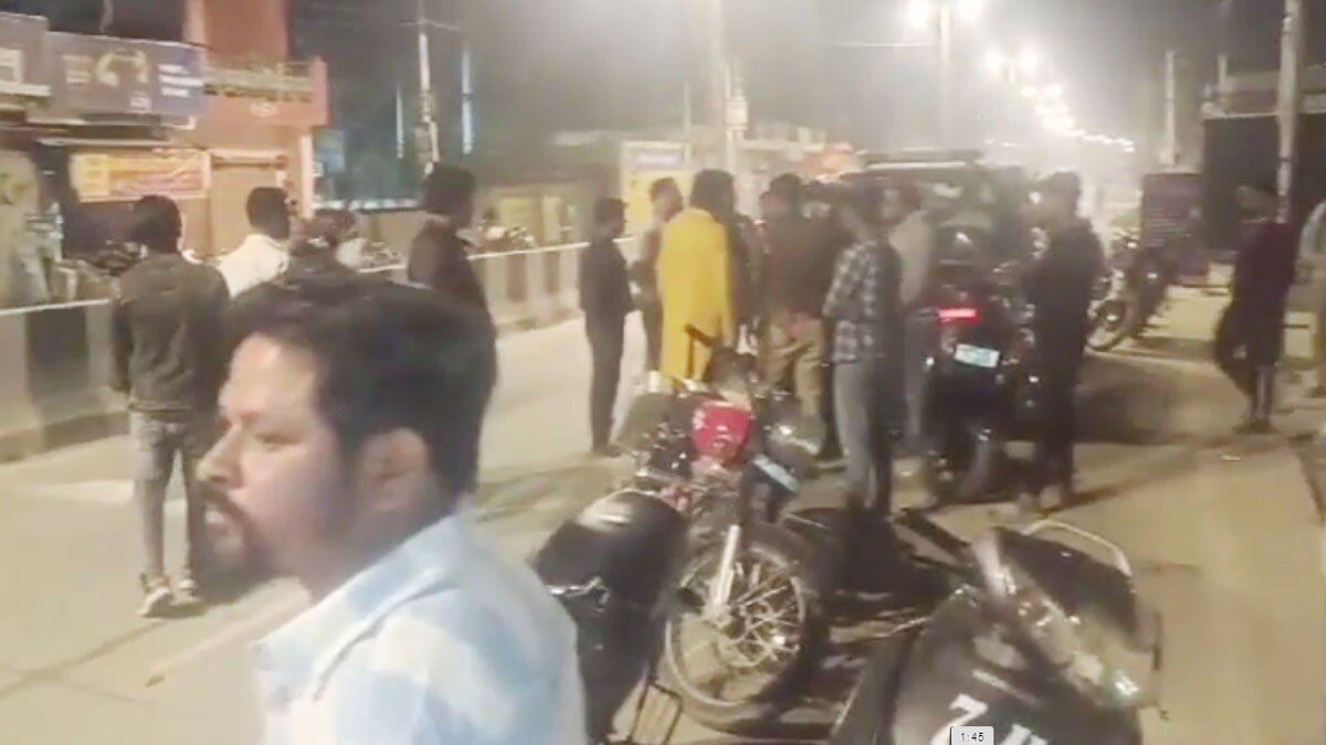 सड़क हादसे में दो युवक की मौत 