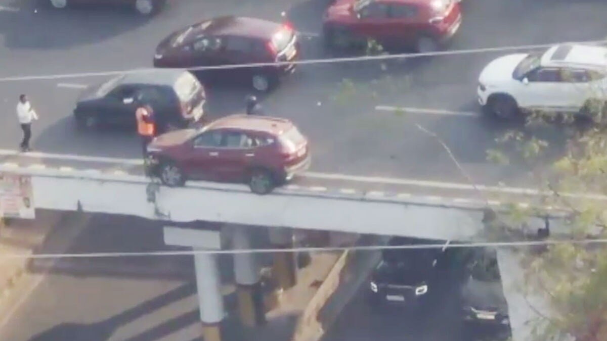 अंडरपास की बाउंड्री पर अटक गई कार 