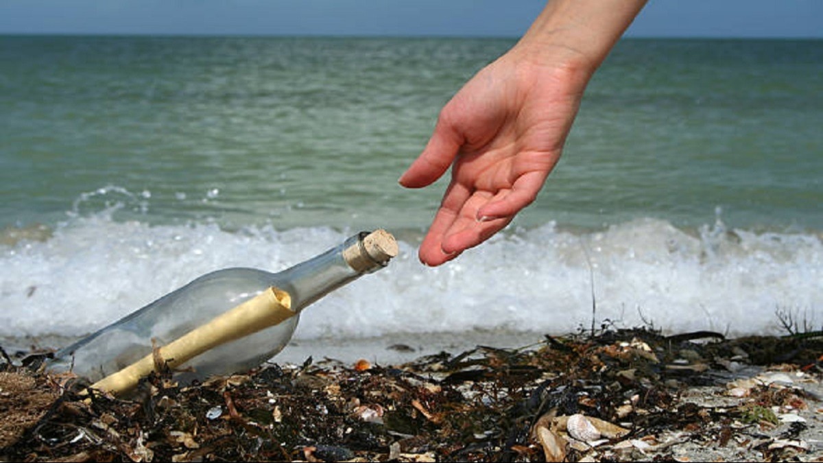 40 साल से समुद्र में तैर रही थी बोतल, अंदर था अजीब नक्शा और 3 बच्चियों का मैसेज