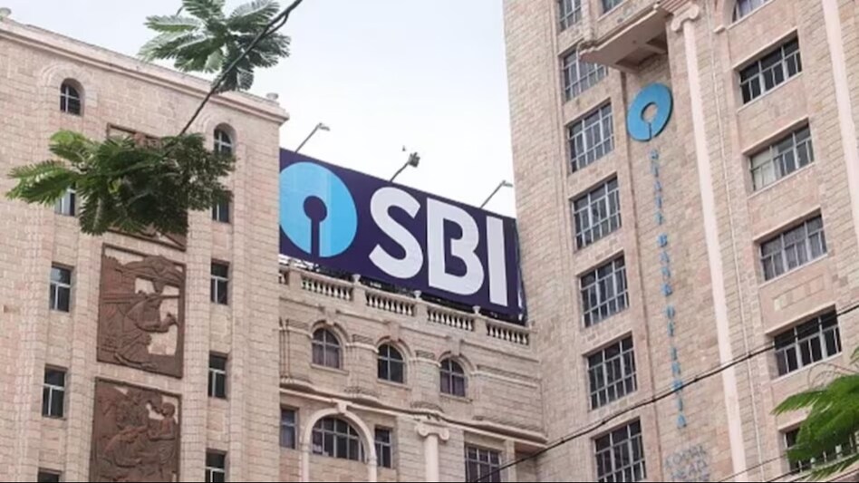सुप्रीम कोर्ट की सख्ती आई काम! SBI ने चुनाव आयोग को सौंपा इलेक्टोरल बॉन्ड्स का डेटा - SBI handed over data related to purchase and sale of electoral bonds to Election Commission