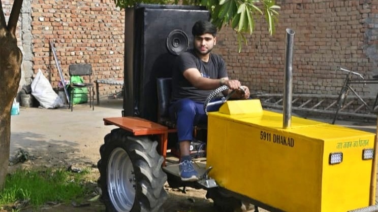 बिजनौर: देसी जुगाड़ से बना ट्रैक्टर 