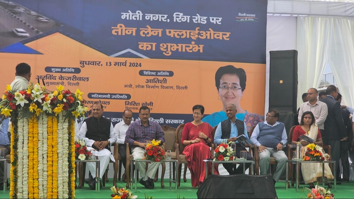 मोतीनगर फ्लाईओवर के उद्घाटन पर मौजूद सीएम केजरीवाल व अन्य