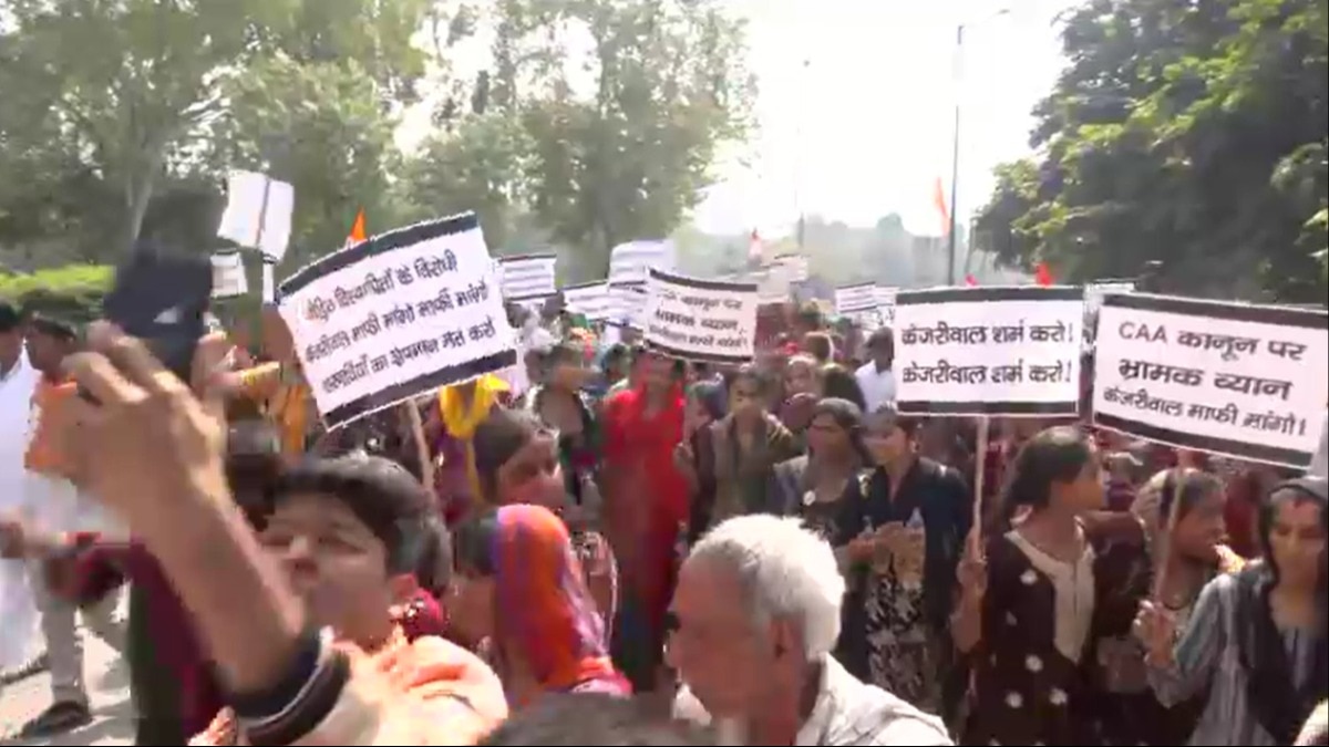 दिल्ली सीएम अरविंद केजरीवाल के खिलाफ प्रदर्शन करने पहुंचे हिंदू शरणार्थी.